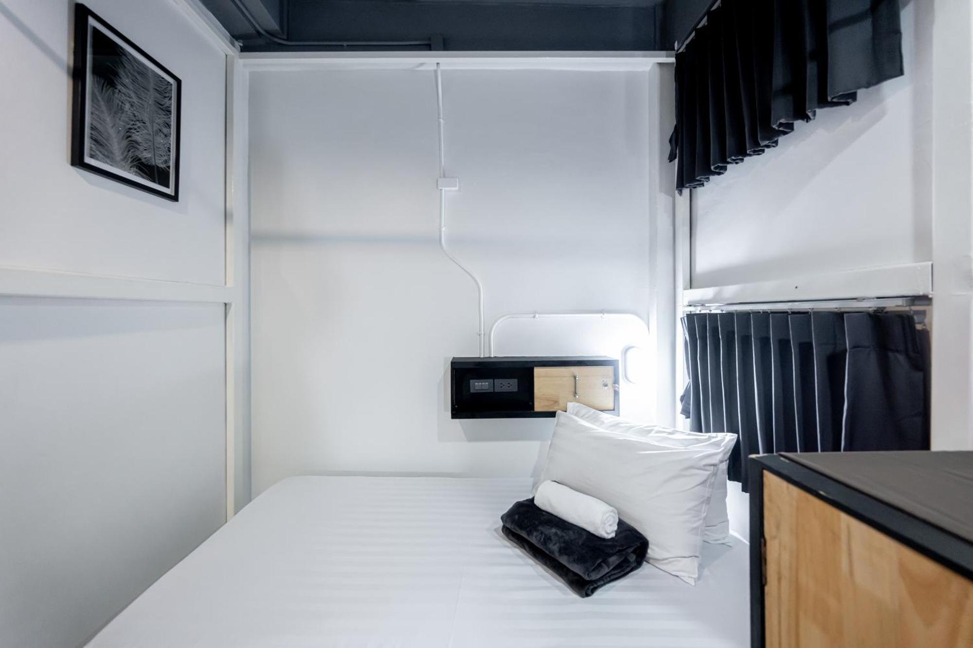 Vibes Hostel Bangkok Bagian luar foto