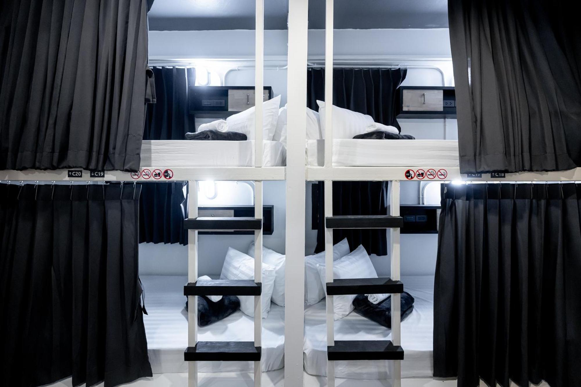 Vibes Hostel Bangkok Bagian luar foto