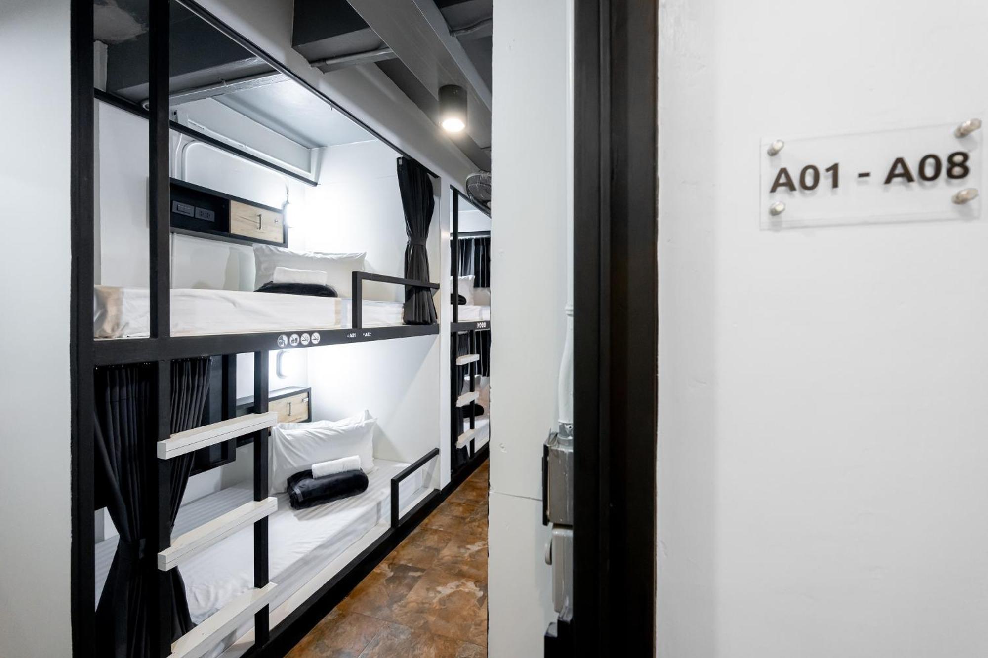 Vibes Hostel Bangkok Bagian luar foto