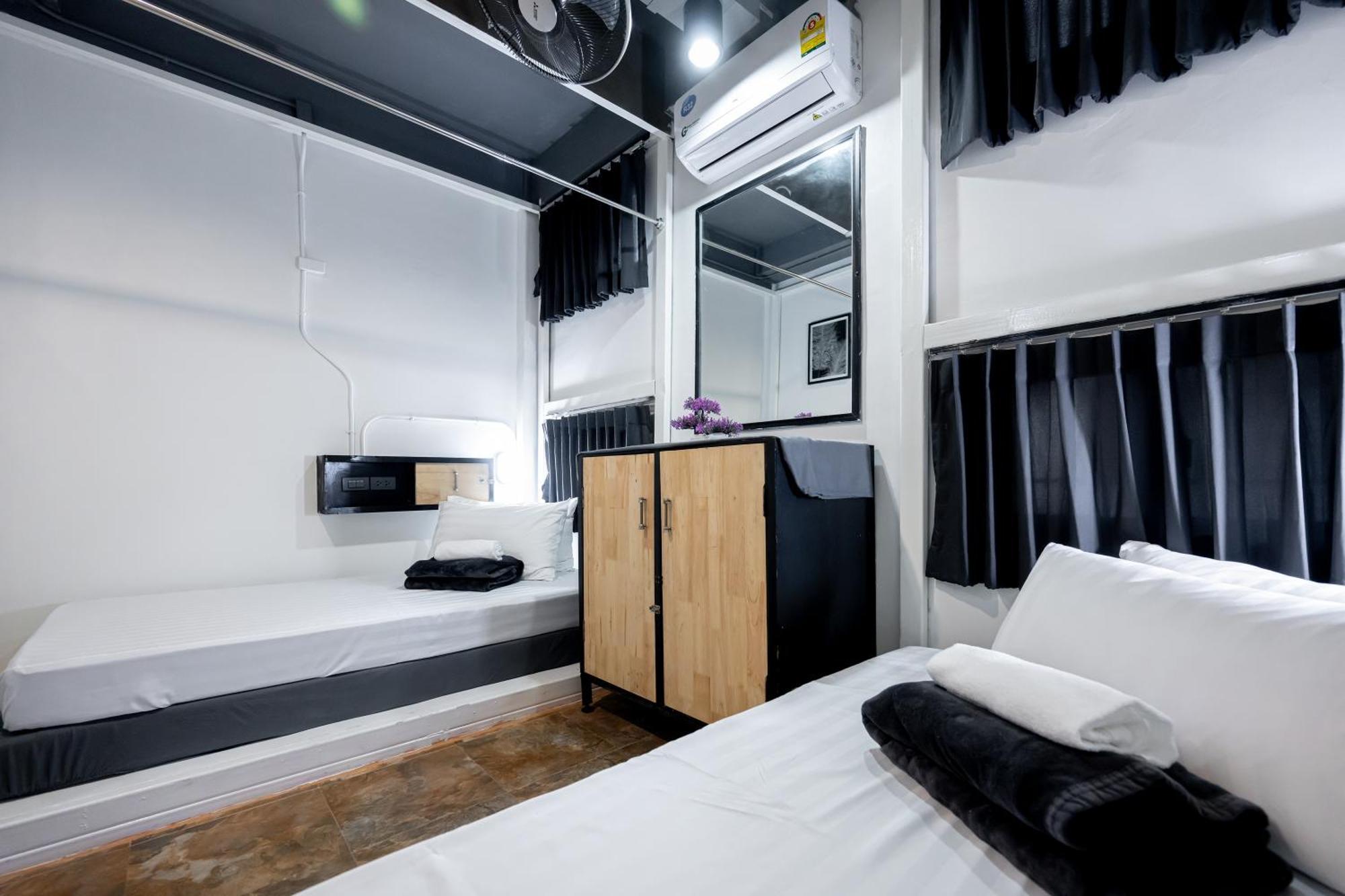 Vibes Hostel Bangkok Bagian luar foto