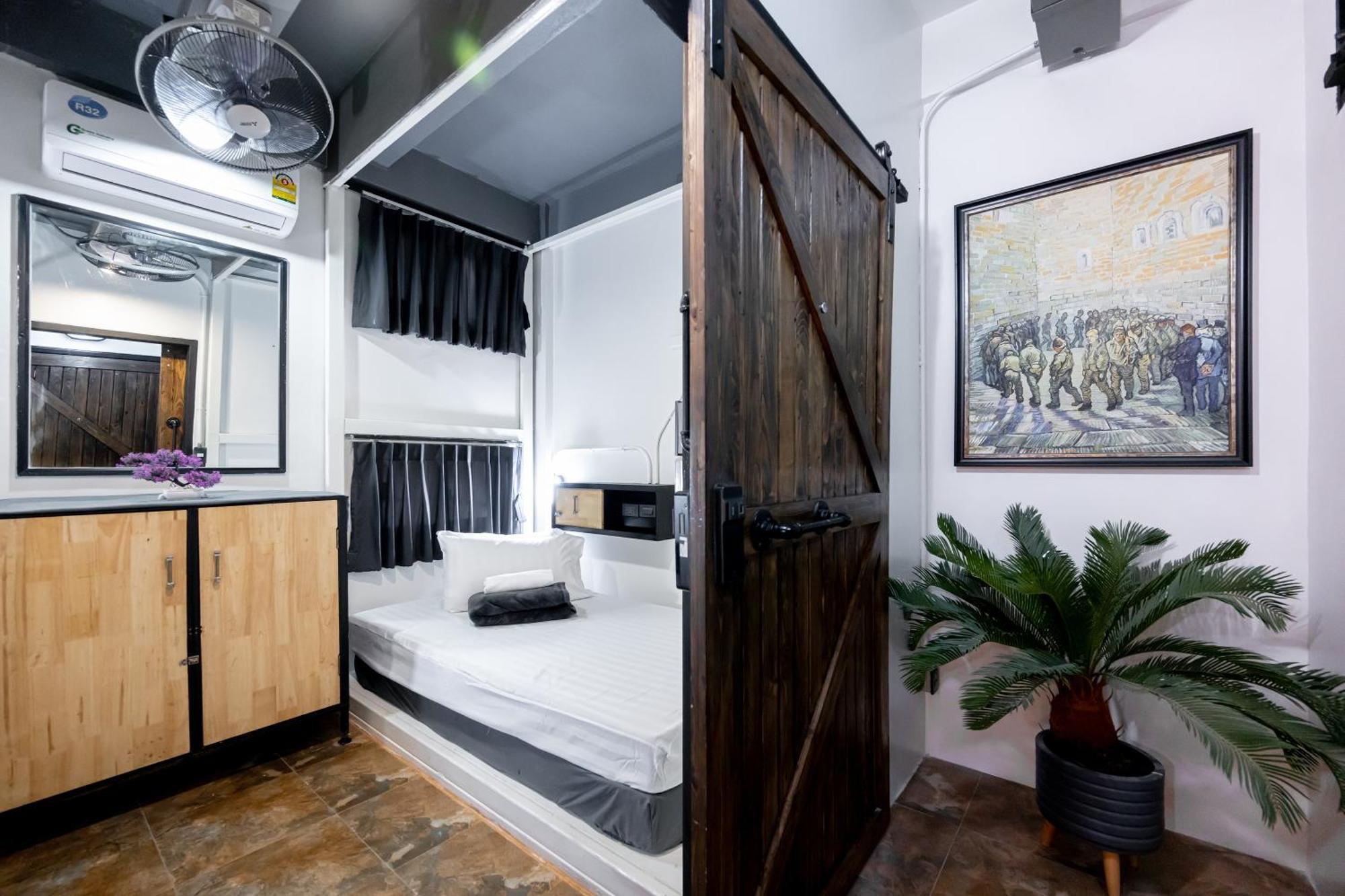 Vibes Hostel Bangkok Bagian luar foto