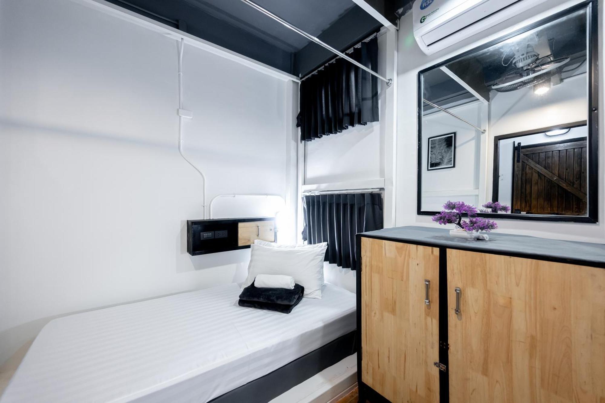 Vibes Hostel Bangkok Bagian luar foto
