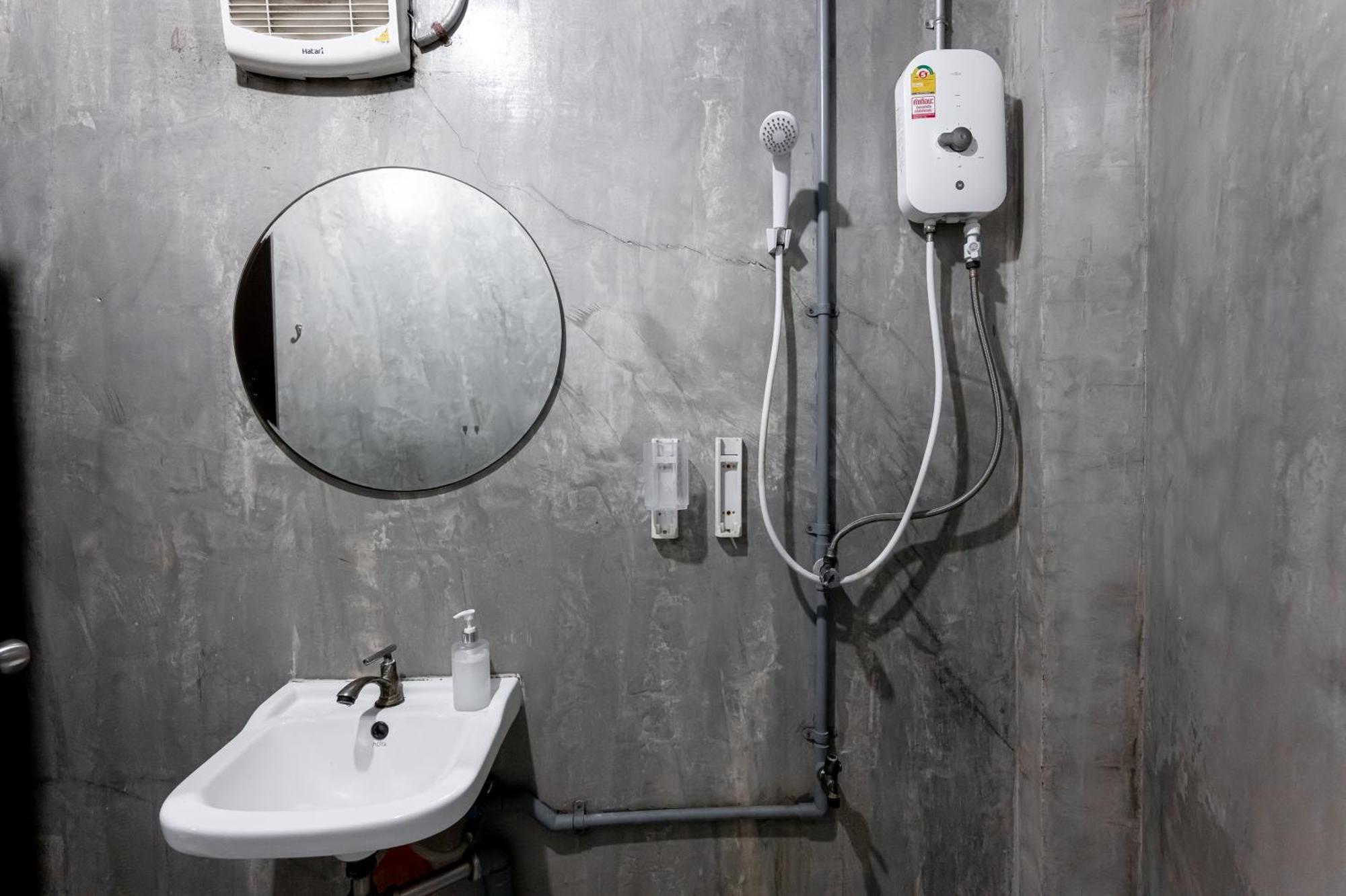 Vibes Hostel Bangkok Bagian luar foto