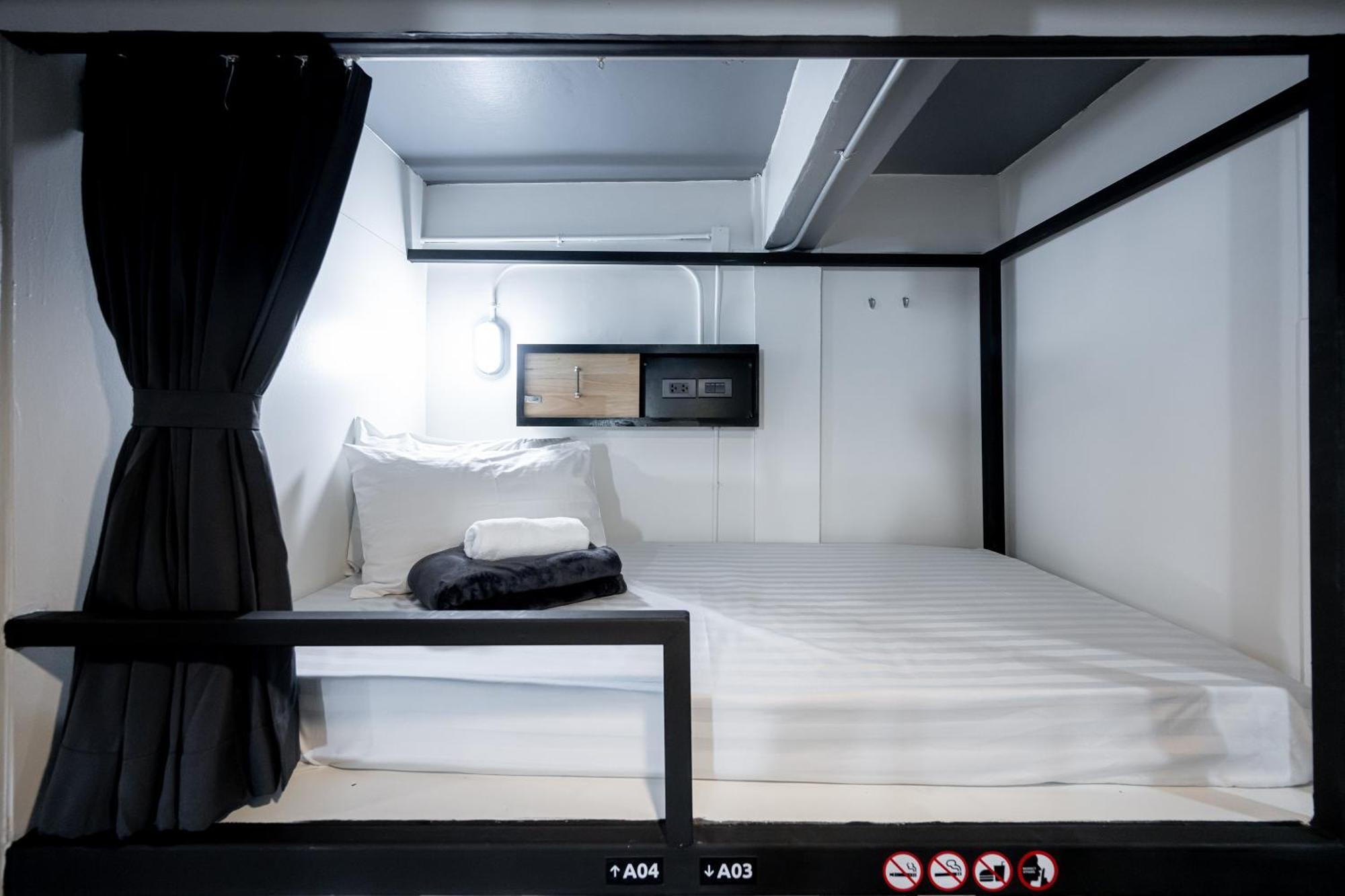 Vibes Hostel Bangkok Bagian luar foto
