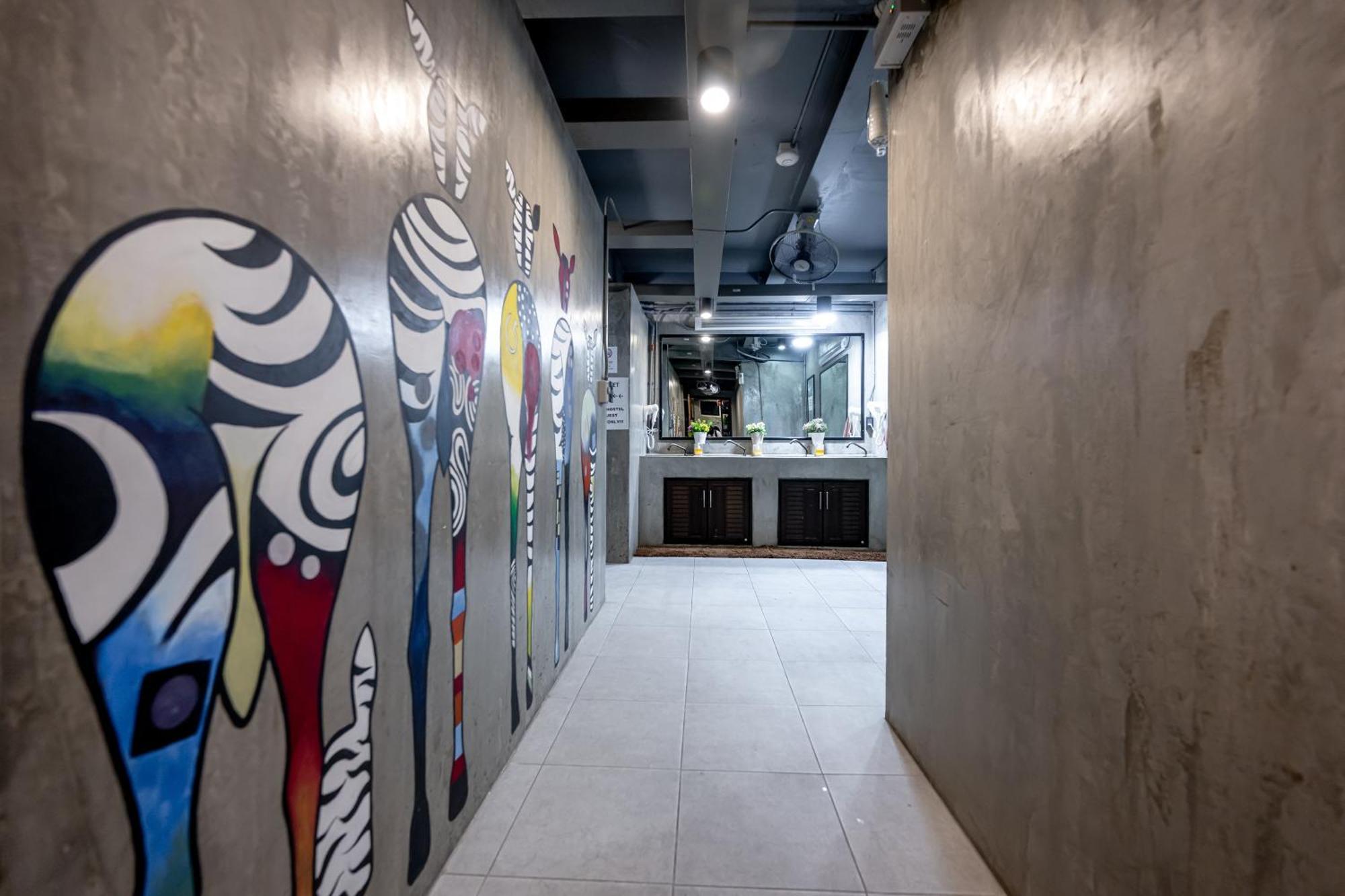Vibes Hostel Bangkok Bagian luar foto