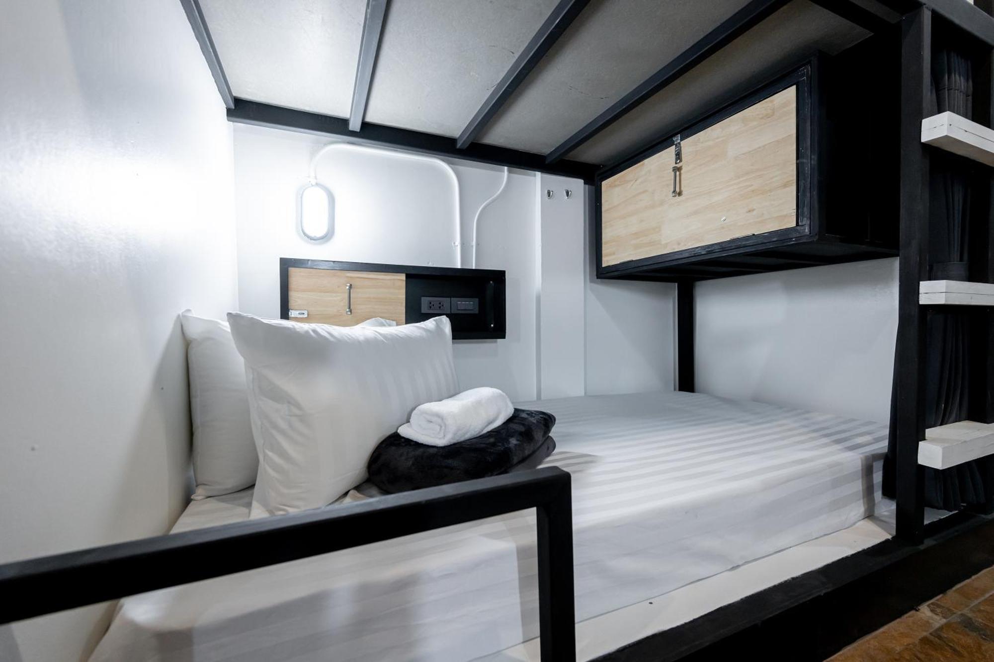 Vibes Hostel Bangkok Bagian luar foto
