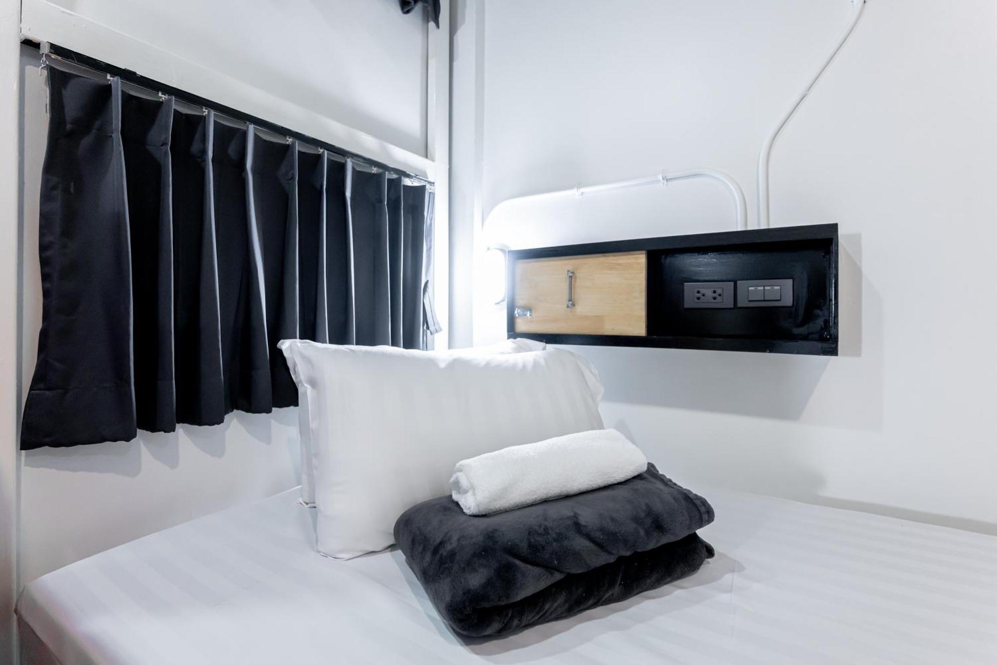 Vibes Hostel Bangkok Bagian luar foto
