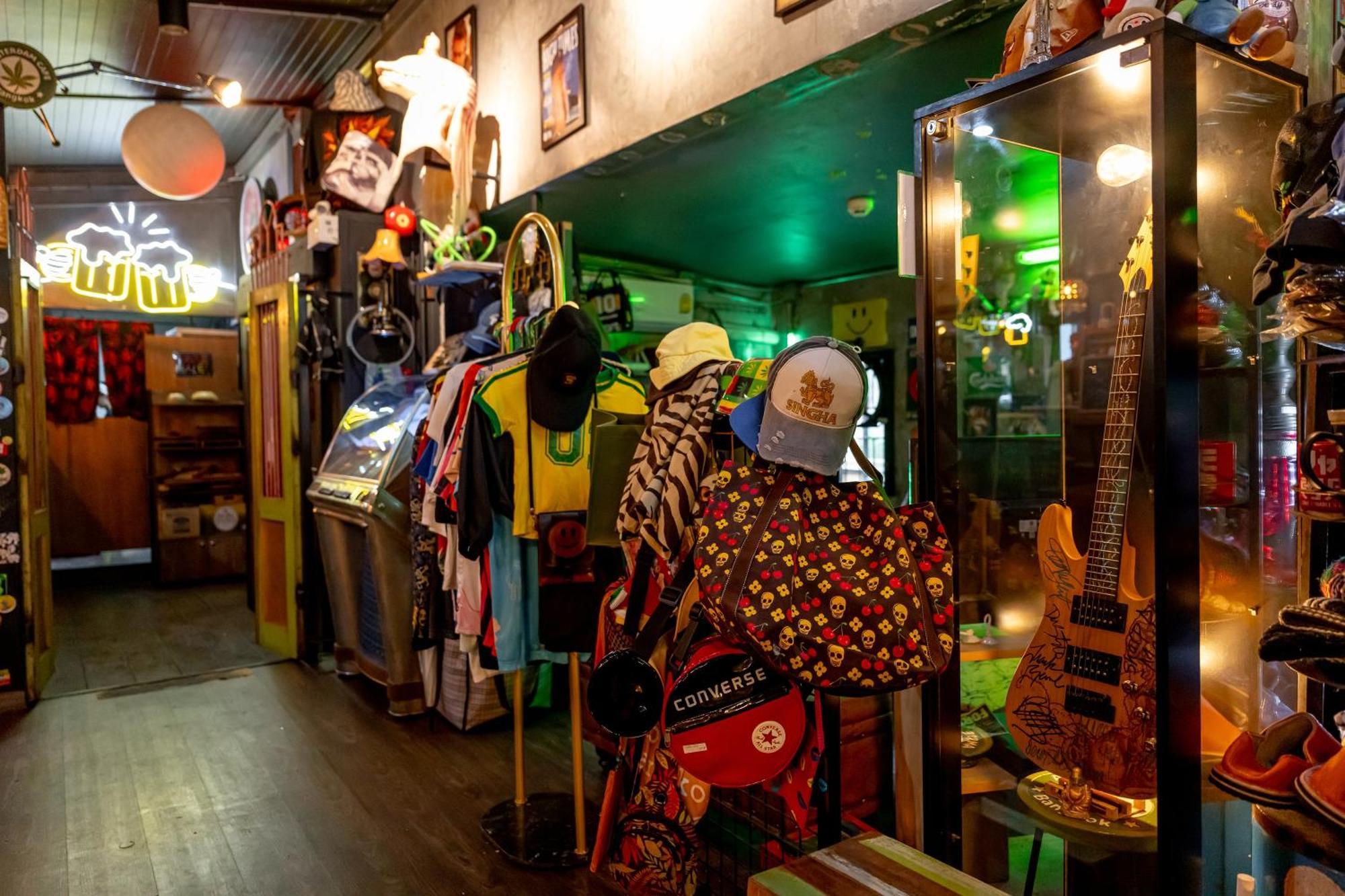 Vibes Hostel Bangkok Bagian luar foto