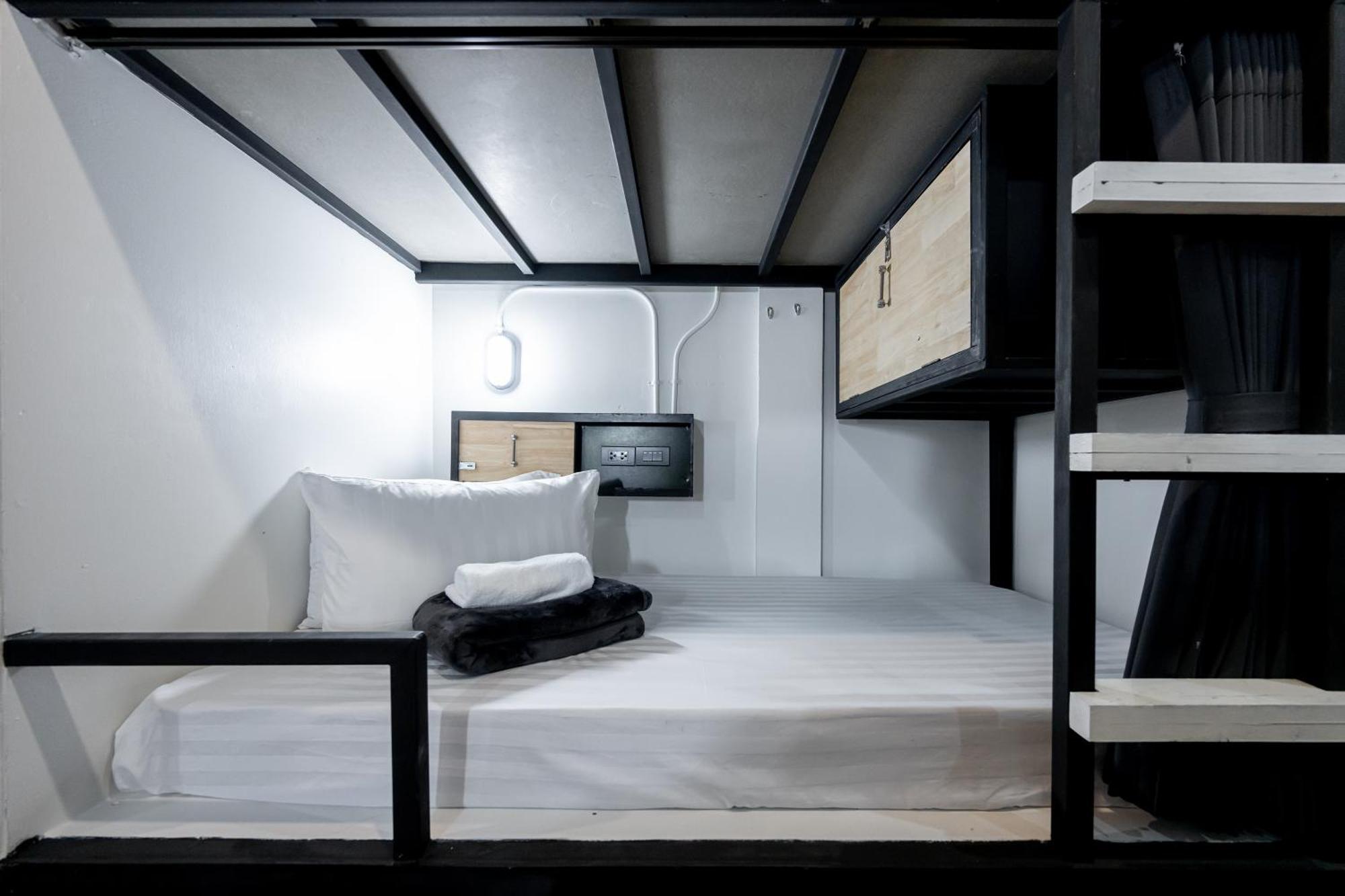 Vibes Hostel Bangkok Bagian luar foto
