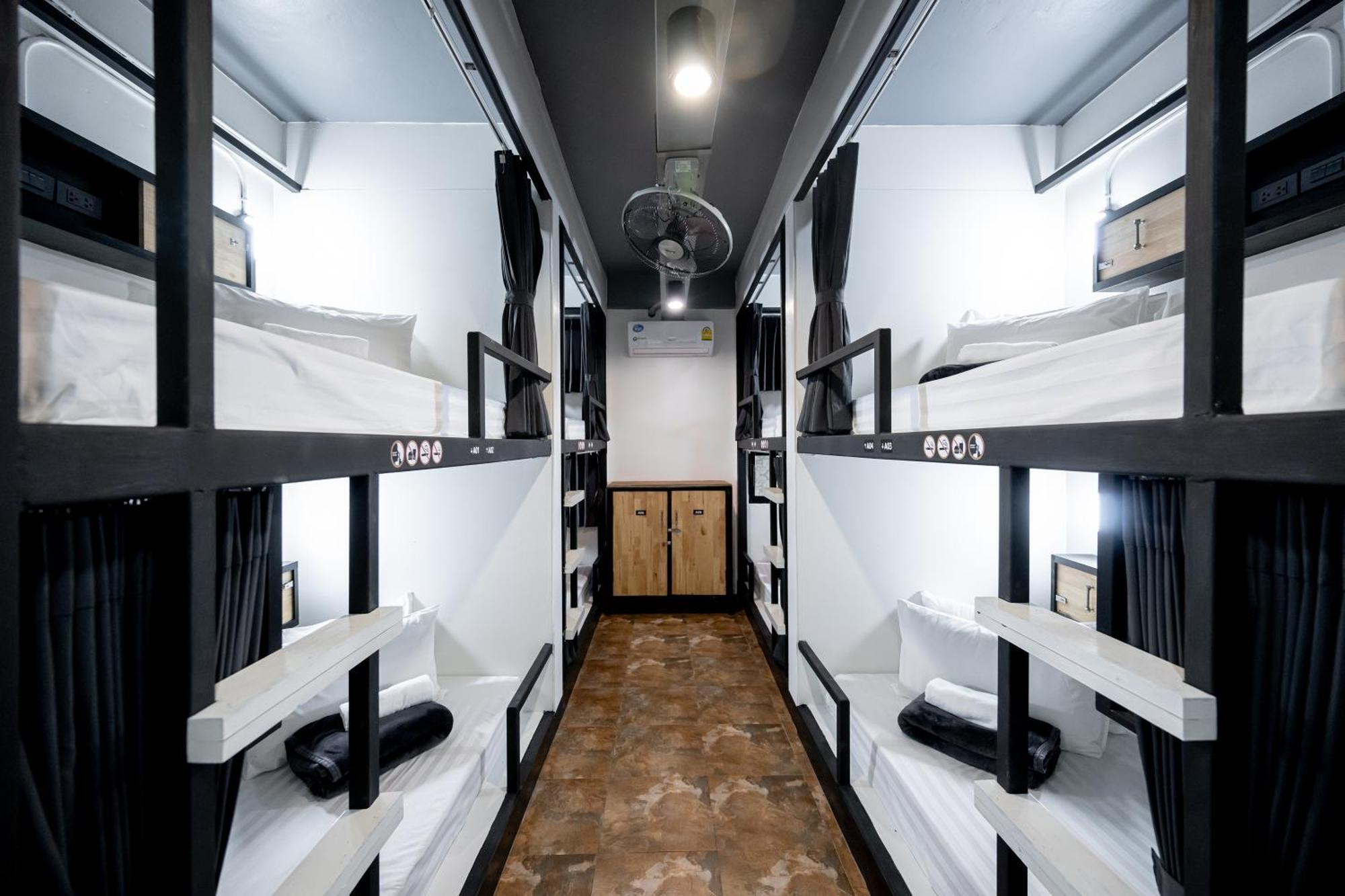 Vibes Hostel Bangkok Bagian luar foto