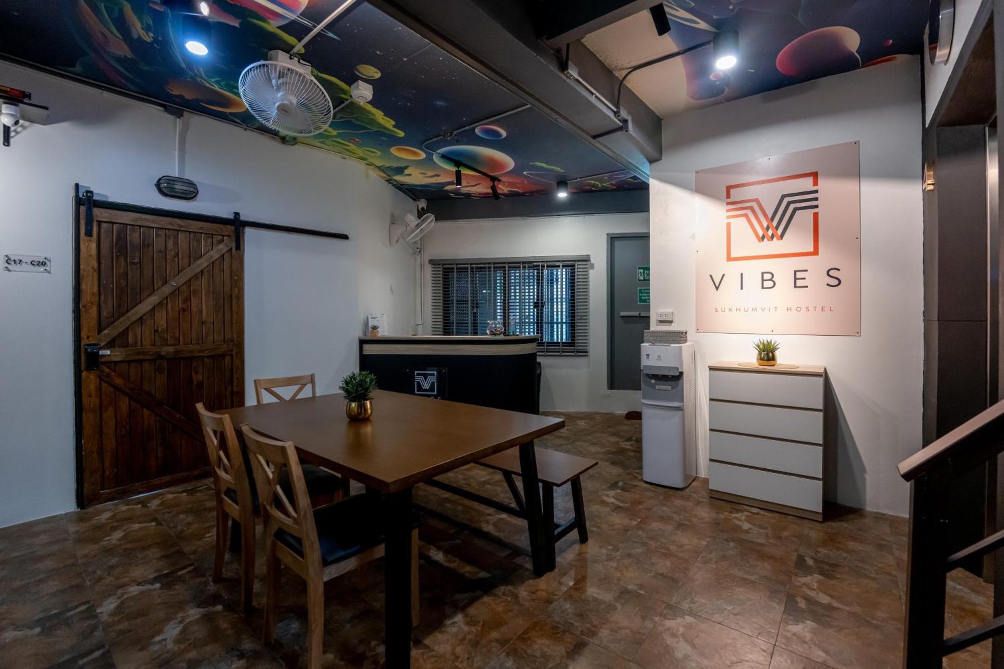Vibes Hostel Bangkok Bagian luar foto