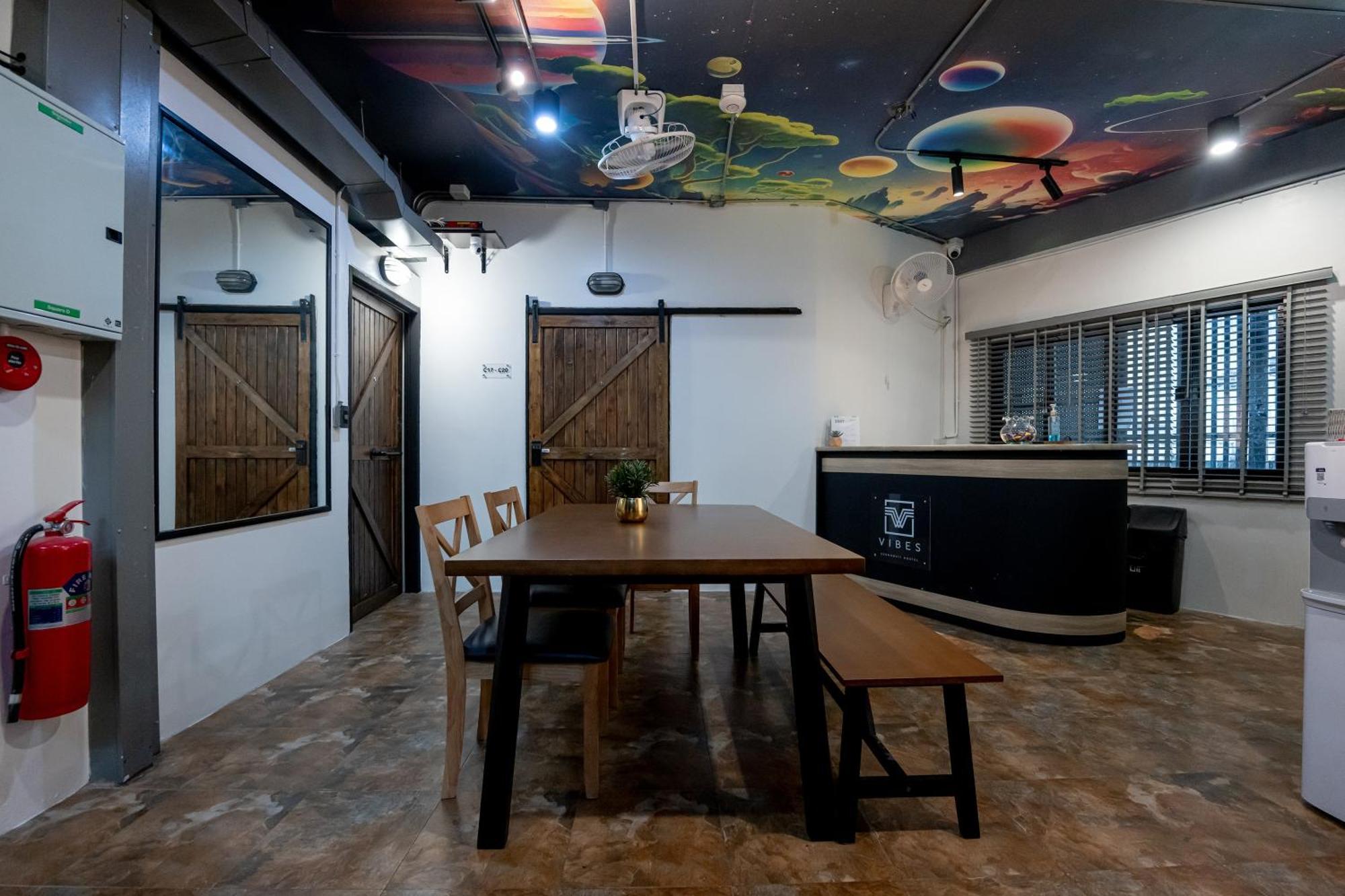 Vibes Hostel Bangkok Bagian luar foto