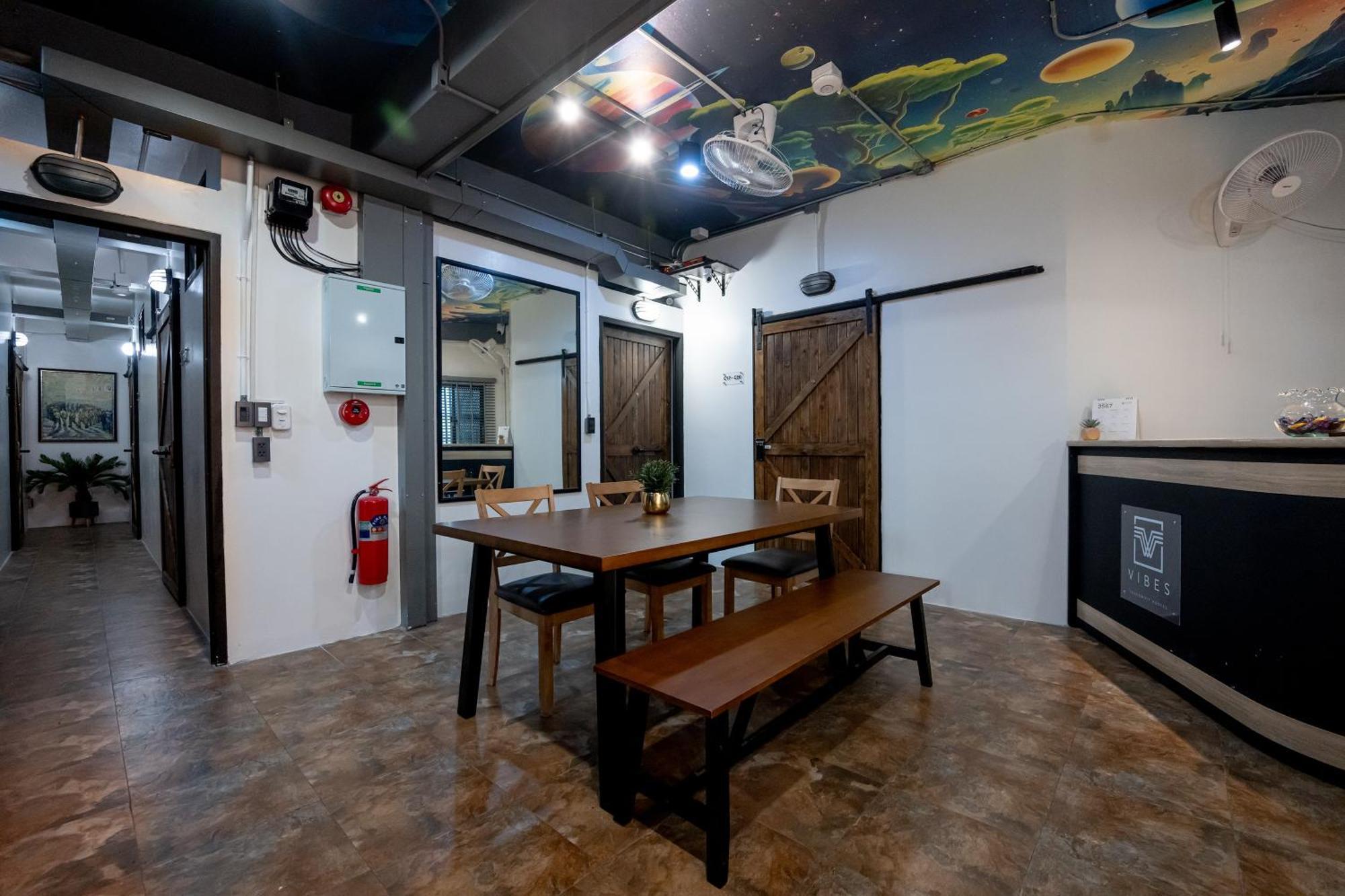 Vibes Hostel Bangkok Bagian luar foto