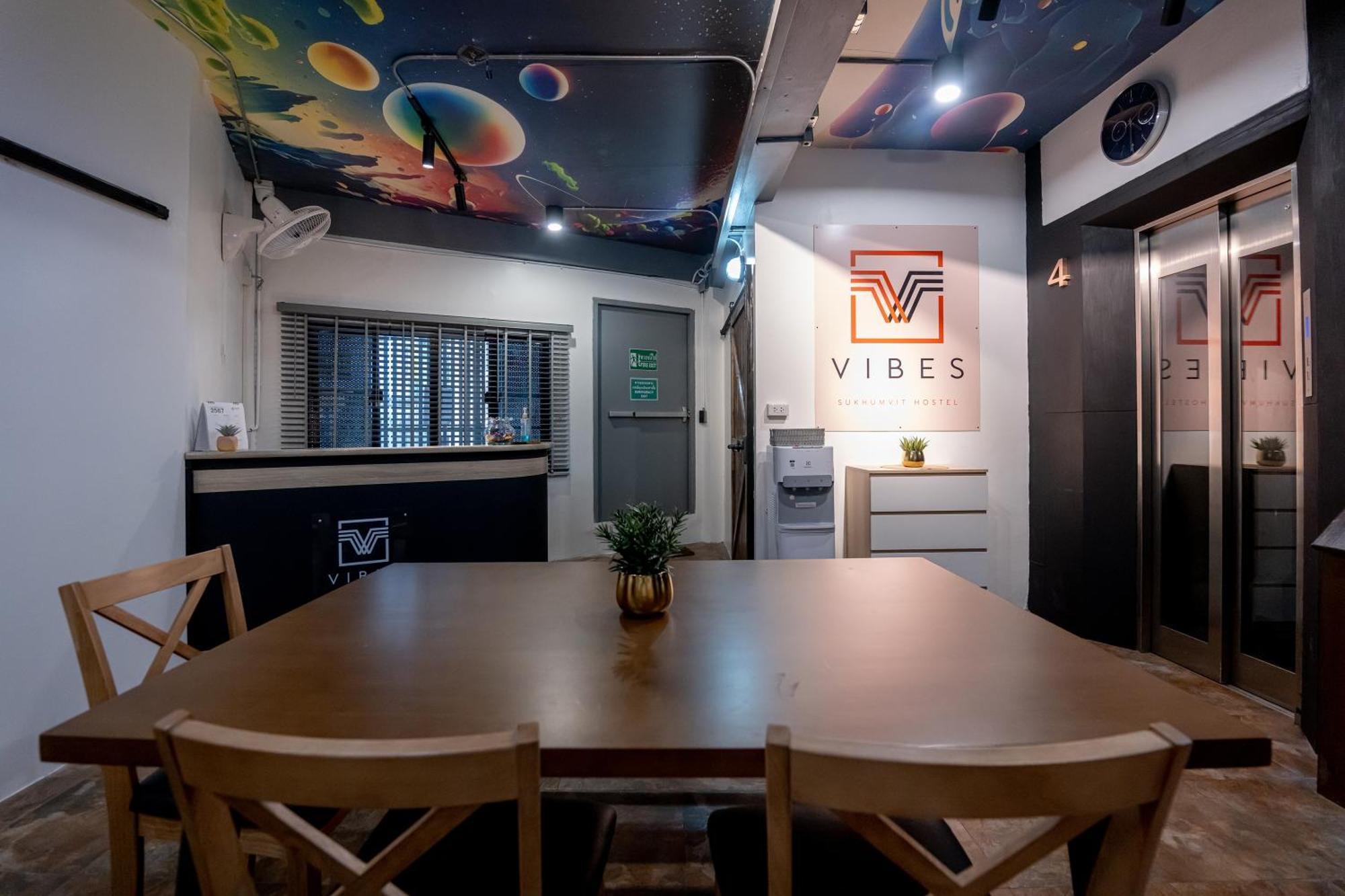 Vibes Hostel Bangkok Bagian luar foto